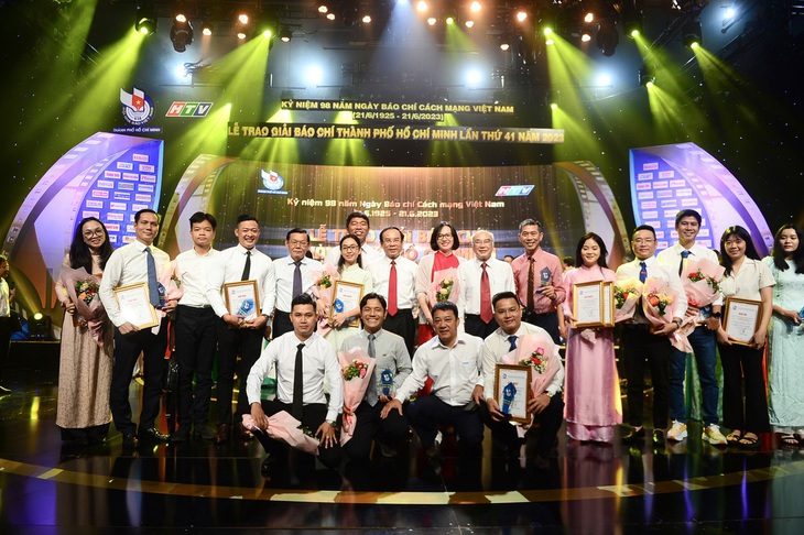 Nhóm tác giả đoạt Giải Báo chí TP.HCM lần 41 năm 2023 - Ảnh: HOÀNG TRIỀU