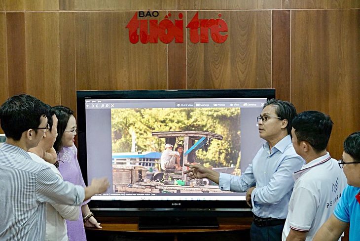 Ban giám khảo cho ý kiến về các tác phẩm đoạt giải trong vòng chung kết Hội thi sáng tác ảnh Tuổi Xanh năm 2024 - Ảnh: NGUYỄN CÔNG THÀNH