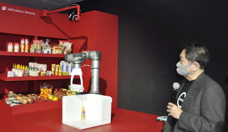 Bàn tay robot tích hợp AI biết cầm trứng khéo như tay người - Ảnh 1.