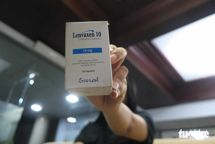 Thuốc Lenvaxen 10 (Lenvatinib) được bác sĩ C. cung cấp cho chị K.T. điều trị bệnh ung thư cho mẹ, đổi lại theo chị K.T. là bác sĩ C. gợi ý "vui vẻ" - Ảnh: T.T.D.