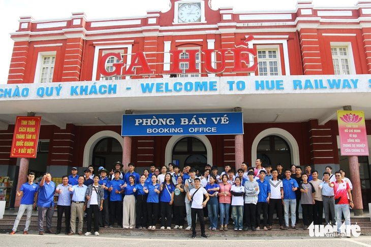 60 sinh viên Huế lên đường hỗ trợ người dân Hải Phòng khắc phục hậu quả bão Yagi - Ảnh 1.