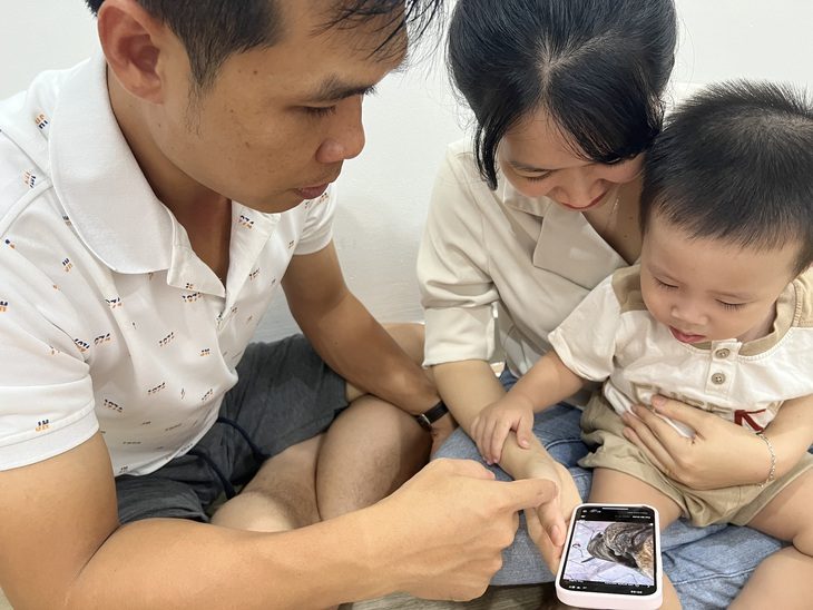 Cha mẹ đồng hành cùng con lên mạng - Ảnh: Minh Thư