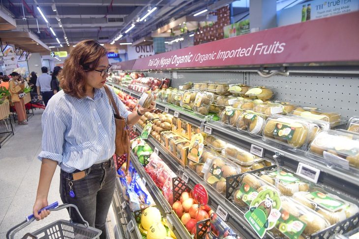 Với các chương trình kích cầu của thành phố, người tiêu dùng, nhà đầu tư, doanh nghiệp sẽ được hưởng lợi nhiều hơn. Trong ảnh: người tiêu dùng mua sắm tại siêu thị cao cấp Finelite thuộc Saigon Co.op - Ảnh: QUANG ĐỊNH