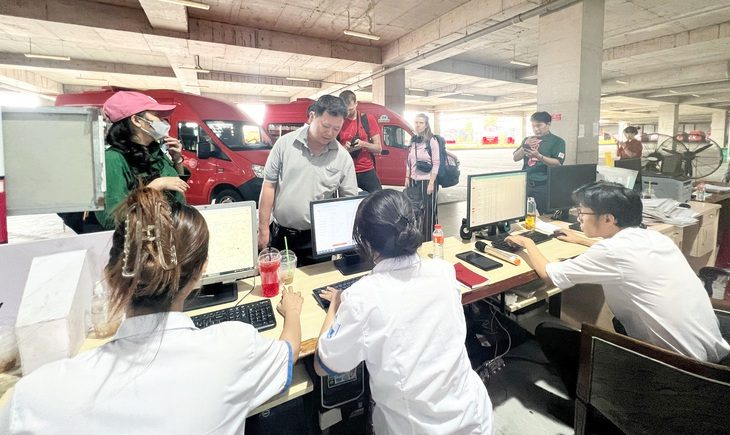 Hành khách đăng ký đi xe trung chuyển miễn phí tại bến xe Miền Đông mới - Ảnh: Q.V.