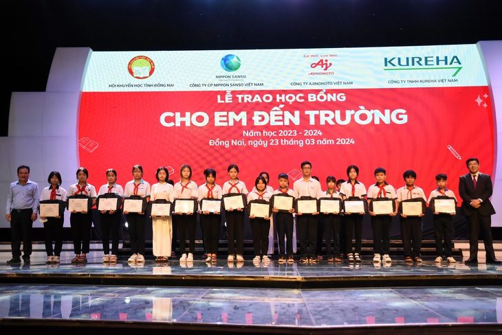 400 học sinh có hoàn cảnh khó khăn ở Đồng Nai nhận học bổng "Cho em đến trường" - Ảnh: A LỘC