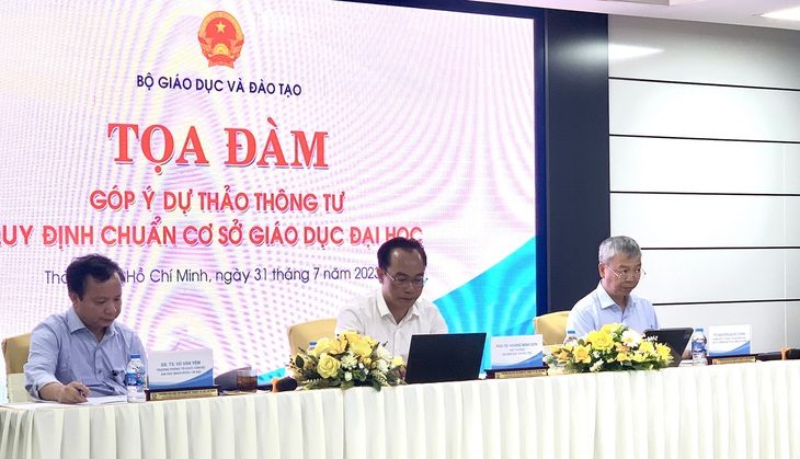 Thứ trưởng Bộ Giáo dục và Đào tạo Hoàng Minh Sơn (giữa) chủ trì tọa đàm chiều nay 31-7 - Ảnh: TRẦN HUỲNH 