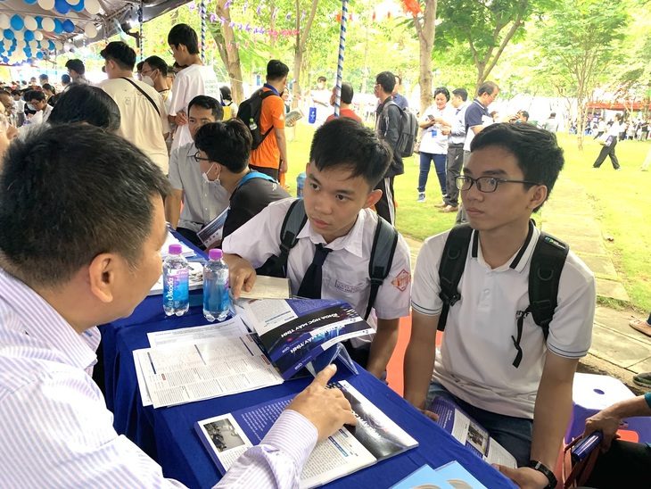 Thí sinh tìm hiểu thông tin đăng ký xét tuyển đại học tại Ngày hội lựa chọn nguyện vọng xét tuyển 2023 do báo Tuổi Trẻ tổ chức - Ảnh: TRẦN HUỲNH